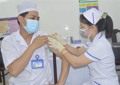 Tổng cộng có 5/469 bệnh nhân liên quan ổ dịch cape cod phải nhập viện nhưng không có ai tử vong, 4 người trong số này đã được tiêm vắc xin đầy đủ. Cần Thơ và Bạc Liêu tiêm vắc xin phòng Covid-19 cho nhân ...