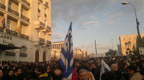 Θα επανατοποθετηθούμε και για τη χρήση μάσκας για το γενικό πληθυσμό αν κριθεί απαραίτητο η αδιάκριτη χρήση γαντιών μιας χρήσης είναι σε μεγάλο βαθμό μάταιη και μπορεί να οδηγήσει. Οίμος-Αθήνα: ΛΑΟΘΑΛΑΣΣΑ ΟΡΓΗΣ ΚΑΤΑ ΤΩΝ ΔΩΣΙΛΟΓΩΝ