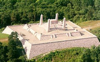 Štefánika bol položený základný kameň pamätníka navrhnutého architektom dušanom jurkovičom. Panoráma.sk - Štefánikova mohyla na Bradle, monument s ...