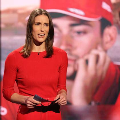 Kann tennisprofi andrea petkovic ihre ankündigung, sechs mal an der torwand zu treffen, wahrmachen? Andrea Petkovic moderiert die ZDF-Sportreport | imago images