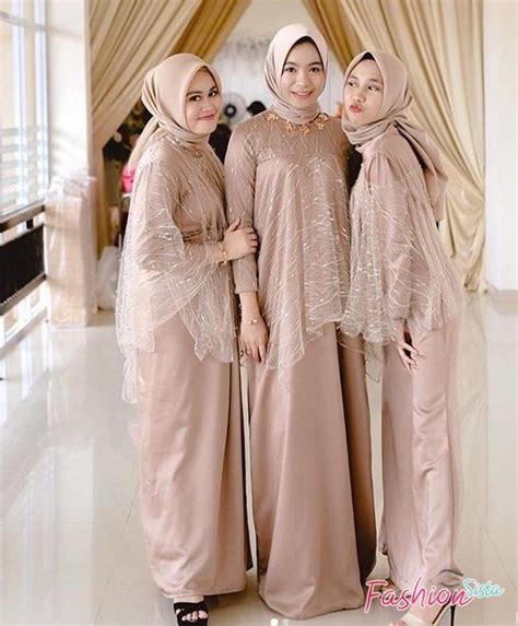 Gaya terbaru dari kebaya brokat modern adalah modern medina yang condong mempresentasikan bentuk dress tetapi tetap menggunakan kebaya sebagai tampilan atas. Baju Kebaya Brokat 2020 - Baju Busana Muslim Pria Wanita