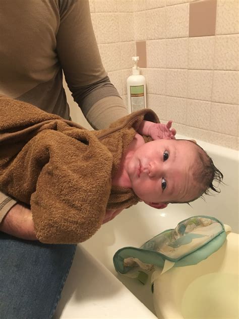 The process becomes tedious and uncomfortable even to a healthy, happy baby that loves playing with water. Baby's first bath - AdventureUs