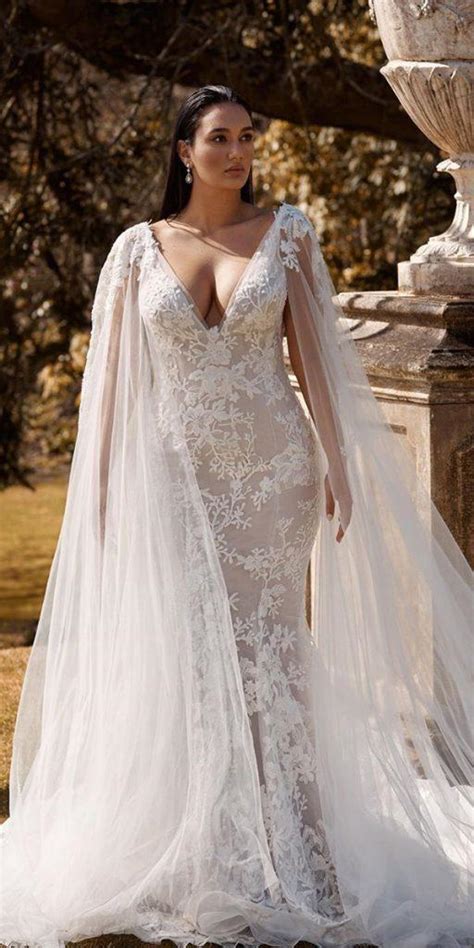 Luckily, many men and women still consider the hourglass figure as the ideal feminine body type. 27 Graceful Plus Size Wedding Dresses | Wedding Dresses Guide