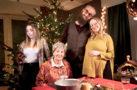 Moderator jan böhmermann twitterte mit bezug zur kampagne #allesdichtmachen: ZDF-Special: „Böhmermanns perfekte Weihnachten": Gereiztheit unterm Baum - Kultur - Stuttgarter ...