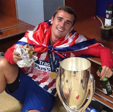 Le milieu français de manchester united a notamment comparé sa célébration de but, avec son fameux dab, et celle d'antoine griezmann. Antoine Griezmann enjoys a burger and a beer after Super ...