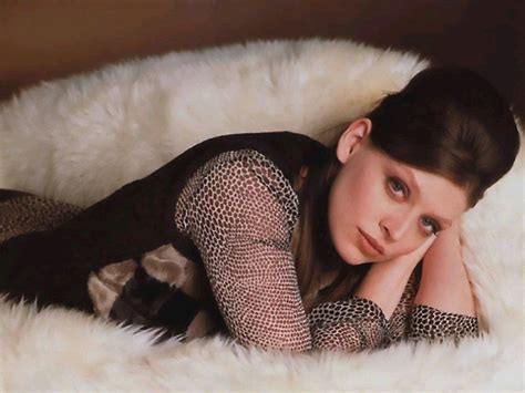 Two successful women, sick and tired of dating and relationships, decide to keep two young men in their pool house for strictly sexual purposes. Amber BENSON : Biographie et filmographie