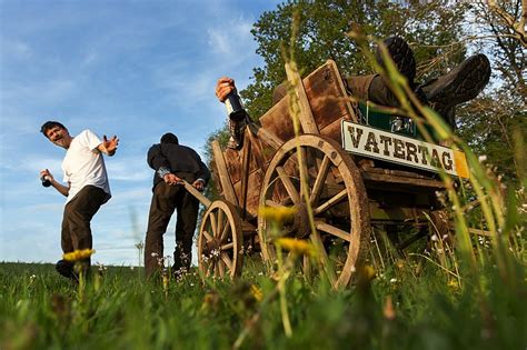 Termine und informationen und bedeutung zum feiertag vatertag datum: Mit Bier und Bollerwagen - Vatertag in Deutschland - VELA