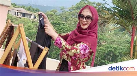 Model kebaya kartini sangatlah ❤️anggun & elegan. Ingrid Kansil Curi Perhatian di Hari Kartini, Jemur Baju Pakai Kebaya