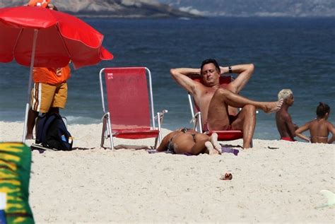 Eduardo galvão, helena fernandes e renata castro barbosa surpreenderam apresentadora durante o momento #tbt. EGO - Eduardo Galvão 'dá uma conferida' na mulher em praia ...