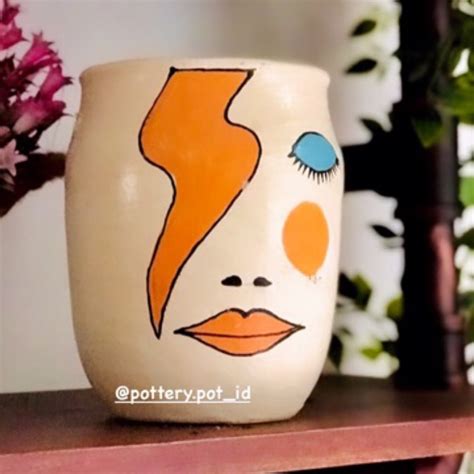 Gunakan tanah pot kaktus atau campuran 2 bagian pasir dan 1 bagian lempung dalam pot tanpa glasir dengan. Pot Lukis, Pot Unik, Pot Kaktus, Pot Gantung, Pot Gerabah ...