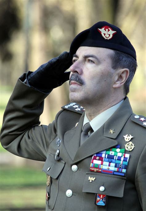 Tüm kuvvetin komutanlığını kara kuvvetleri komutanı yapar ve rütbesi orgeneraldir. İtalya'da koronavirüsten 133 yeni ölüm: Kara Kuvvetleri Komutanı'nda da tespit edildi