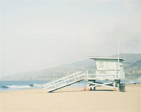 / szolgálaton kívüli életmentő torony a malibui strandon. Los Angeles Beach Photography Malibu Lifeguard Tower Zuma ...