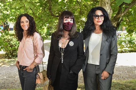 Isabelle adjani dans sa loge à la comédie française à paris le 9 mai 1973, france. Isabelle Adjani, avec ses "soeurs" Rachida Brakni et ...