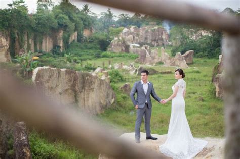 Sebelumnya pasangan yang terpaut usia 13 tahun ini sudah menjalani prosesi prewedding. Inilah 8 Tempat Prewedding Di Tangerang Paling Favorit