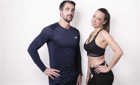 Este o prezență destul de caldă, motivantă, deșteaptă și extrem de frumoasă. NOU pe shop - Am lansat Body Blitz, un program de fitness ...