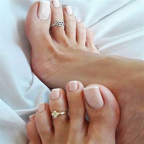 Se las hemos visto a artistas como rosalía, bad gyal, lola índigo la tendencia este verano consiste en decorar también las uñas de los pies. Imagen de +506 7076 en nails | Dedos de los pies, Uñas largas pies, Dedos de los pies bonitos