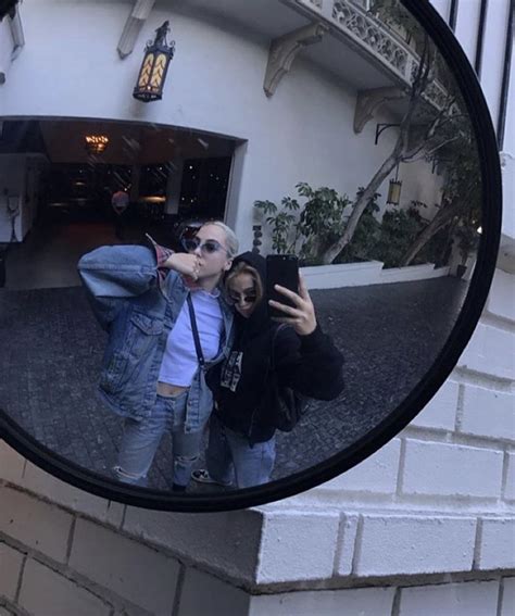 We all worry about how to look better in photos. Pin by 🍄 on •lifestyle | Mirror selfie poses, Photography ...