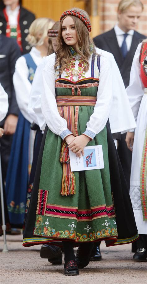 She looks superb in her traditional outfit. Prinzessin Ingrid Alexandra von Norwegen glänzt in Tracht ...