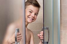 banheiro ragazzo menino adolescente doccia chuveiro prende bambino toma criança