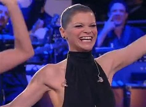 Alessandra amoroso nasce a galatina il 12 agosto 1986 e fin da piccola va a vivere a lecce con i genitori.la passione per il canto la porta dapprima a partecipare a numerose competizioni di carattere locale e poi al provino di amici. Alessandra Amoroso vince la finale dei big di Amici 11 - Foto e Gossip