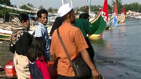 Diduga kelebihan muatan, sebuah kapal mendadak pecah dan akhirnya tenggelam. Kapal feri tenggelam di Selat Bali, puluhan orang selamat ...