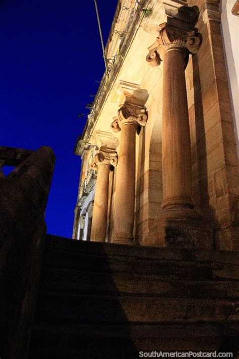 Pressione o botão do teclado virtual para começar a prova. Colunas e pedra, arquitetura Barroca a noite em Ouro Preto ...