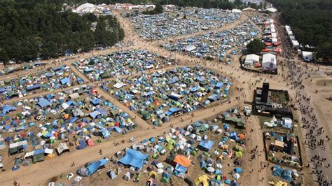 This festival is totally free of charge (no tickets, anyone can attend). Ponad 100 tys. ludzi przyjechało do Kostrzyna nad Odrą ...