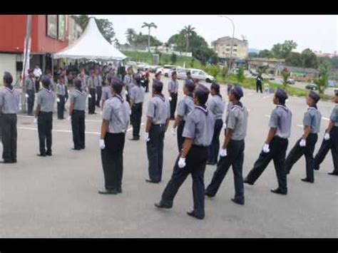 Johan pertandingan kawad kaki negeri johor 2013 pandu puteri smk kota masai 2 pasir gudang. Kawad Kaki Pengakap SMK Seri Kota Puteri 2 2013 - YouTube