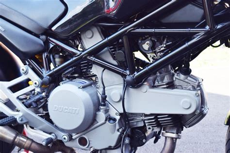 The engine produces a maximum peak output power of 46.40 hp (33.9 kw) @ 9500 rpm and. Ducati Monster 620 ie Dark, 2005 god.