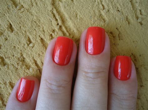 Ele é bem aberto, com um fundinho de rosa e fica muito delicado. MULHER AOS 40: Esmalte da semana: saia justa da Impala.