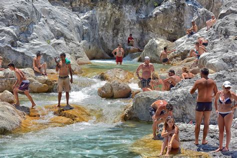 Il fiume di monaco di baviera. La Gente Che Bagna In Un Fiume Della Montagna Fotografia ...