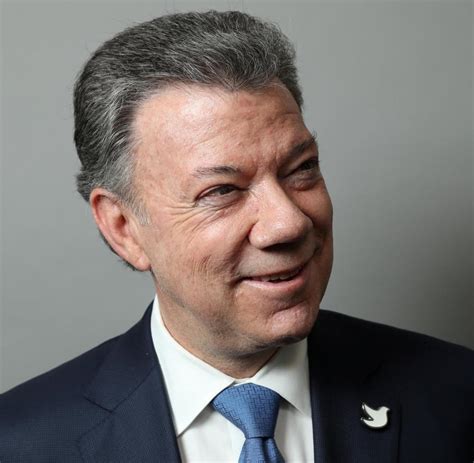 El presidente juan manuel santos estaba dedicado al bautizo de su nieta celeste y no a tumbar gobiernos extranjeros. Kolumbiens Präsident Juan Manuel Santos ...