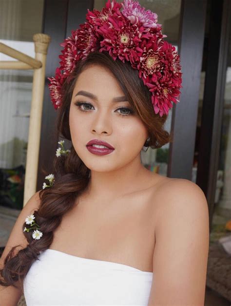 Florist in bandar mahkota cheras. FOTO Pakai Mahkota Bunga, Aurel Sensual Bak Seorang ...