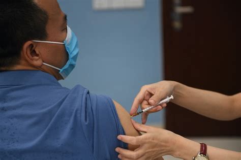 Theo đó, ba tháng sau khi tiêm thử nghiệm trên nhóm nhỏ người tình nguyện, vaccine này sẽ được triển khai tiêm trên nhóm tình nguyện lớn hơn là 400 người, theo hình thức triển khai. Việt Nam sẽ thực hiện cơ chế tiêm dịch vụ vắc-xin ngừa ...