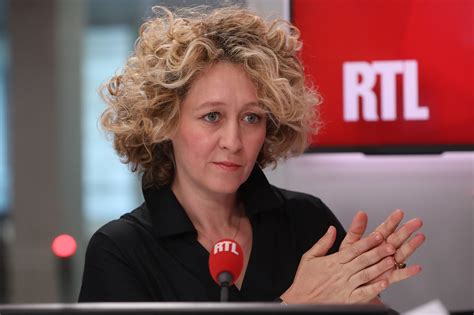 Von dort versorgt rtl sein publikum mit einem vollprogramm (was bedeutet, der sender folgt keiner. Alba Ventura prend les commandes de l'interview de RTL de 7h45