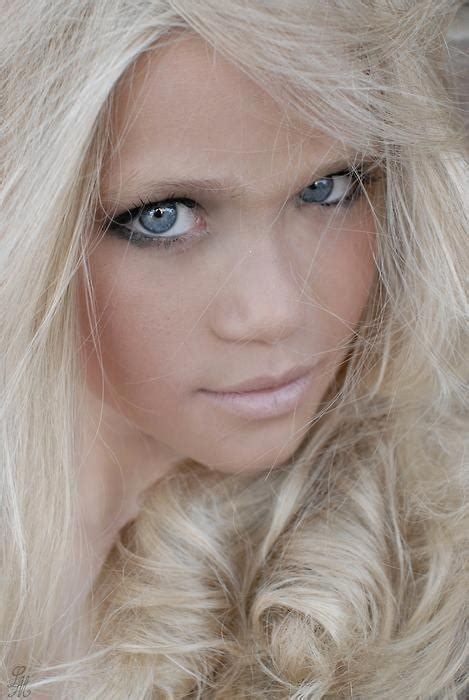 I have blonde hair and jet black hair everywhere else including my eyebrows. Doll like blondie with natural style makeup | Blonde ...
