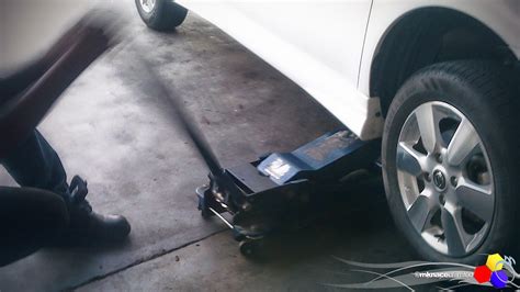 Letakkan jack di bahagian bawah kereta berdekatan dengan tayar yang hendak ditukar. Tampal tayar kereta yang bocor