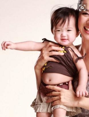 大張偉wowkie zhang or zhang wei, was born in beijing on august 31, 1983. 嚴錚去張倫碩家看女兒，和老二親密合影，鍾麗緹和考拉卻不肯入鏡 - 每日頭條