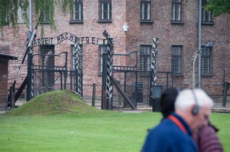 Ad auschwitz tante persone, ma un solo grande silenzio. VISITA AD AUSCHWITZ GUIDA IN ITALIANO