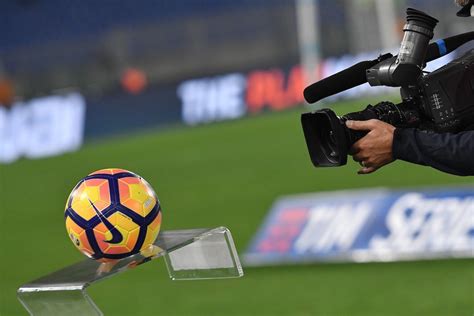 Mossa dell'emittente satellitare, secondo bloomberg la proposta sarebbe già stata declinata Accordo Sky e DAZN, sconto per gli abbonati calcio e ...