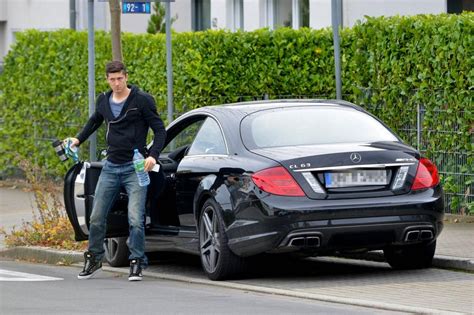 Robert lewandowski is a polish professional footballer who plays as a striker for bundesliga club bayern munich and is the captain of the poland national. Lewandowski żyje jak książę