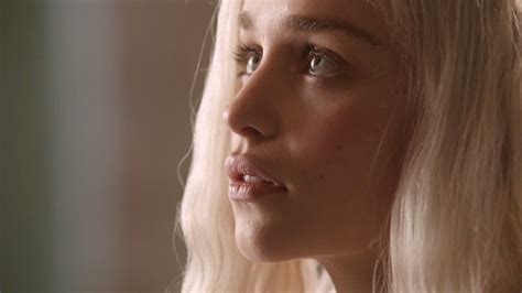 Drachenmutter in festen händen emilia clarke zeigt ihren neuen freund. Emilia Clarke