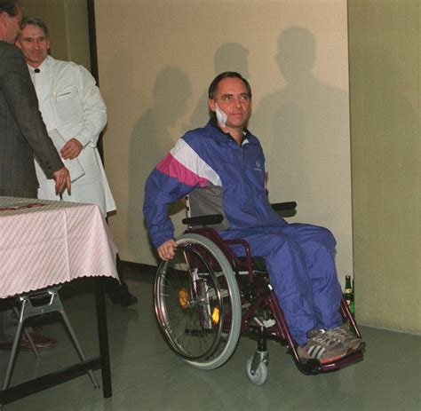 Oktober 1990 fährt wolfgang schäuble in der rehabilitationsklinik langensteinbach bei karlsruhe im rollstuhl das attentat, wenige tage nach der deutschen einheit, schreckt damals die republik auf. Attentatsopfer: Was Wolfgang Schäuble und Oskar Lafontaine ...