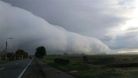 Ganesha vancoille the fallen angels, gent. Spectaculaire rolwolk trekt over West-Vlaanderen | De Morgen