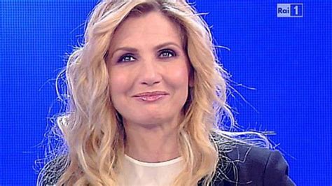 L'immagine di lorella cuccarini agli occhi dei media ha rasentato spesso l'agiografia. Lorella Cuccarini / Lorella Cuccarini di nuovo "sovranista ...