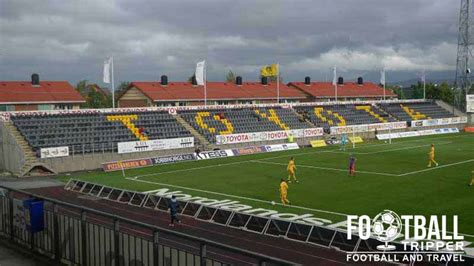 Bodø/glimt spiller i den norske eliteserien i fotball og har sine hjemmekamper på aspmyra stadion i bodø. Aspmyra Stadion - FK Bodø/Glimt | Football Tripper