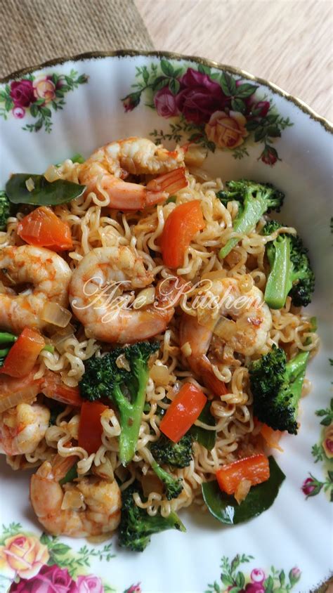 Kalau belum, apa kata try buat hari ni untuk berbuka nanti.? Maggi Kari Goreng Sayuran Yang Sedap - Azie Kitchen