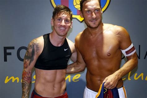 Get all the latest developments and reaction as lionel messi is presented at psg. La Roma vend le maillot de Messi échangé avec Francesco Totti
