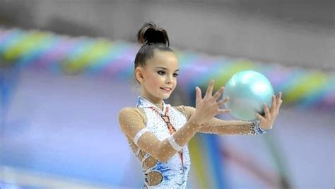 ••• 13 августа 1998 года родились две девочки дина и арина аверины. Арина Аверина победила в упражнениях с мячом на ЧЕ в Баку - ИА REGNUM