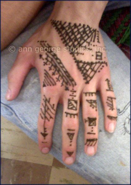 I bet this easy henna tattoo design (made from black henna) will suit any person. Henna Blog, Henna Tattoo Blog for Spirit Vision Henna ...